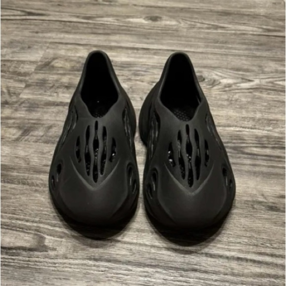 Yezzy foam runner brand new never use or worn.